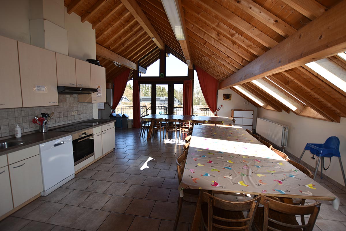 gite-arnica-ovifat-salle-a-manger